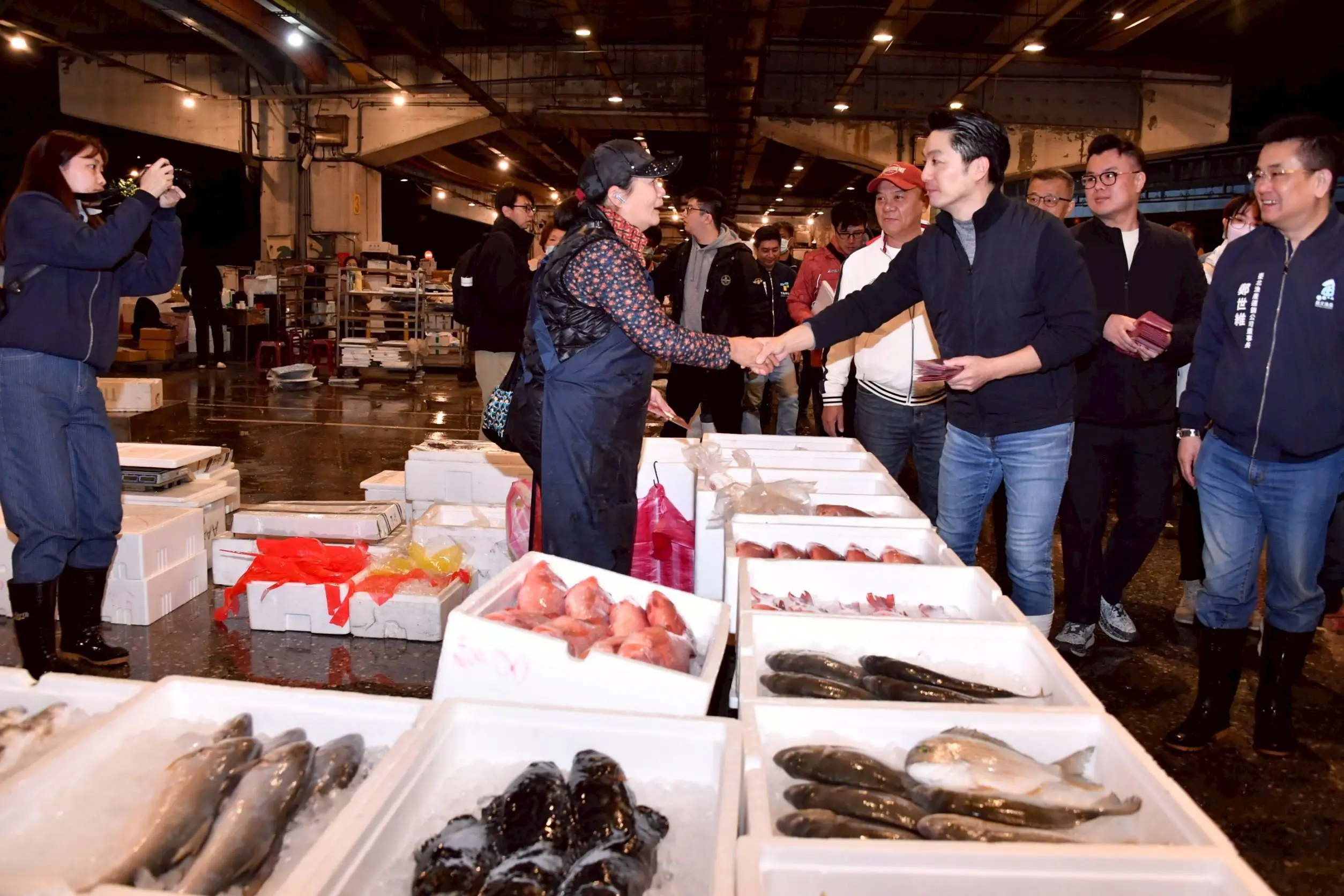 透早走訪果菜魚類批發市場拜早年 蔣萬安:民生物資供應無虞 請市民安心採買 1 透早走訪果菜魚類批發市場拜早年 蔣萬安:民生物資供應無虞 請市民安心採買