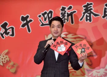 蔣萬安揮毫迎新春　北市馬年春聯「今馬熊讚」亮相