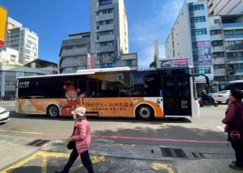 過年敬神祭祖不燒金　彩繪公車為您添福氣