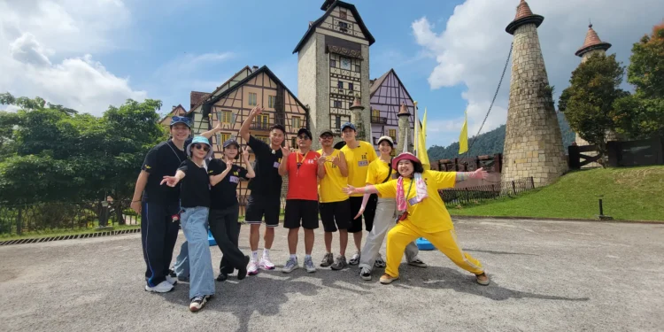 《綜藝玩很大》本週前進馬來西亞左起徐小可、蔡旻佑、貝童彤、彭小刀、吳宗憲、KID、葛兆恩、阿喜、大文。（圖：好看娛樂）