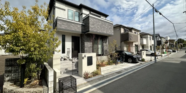 全球百大豪宅之一「The Peak Presidence Hills」，由日本建商 FMI JAPAN 株式會社開發，座落於大阪豐中市核心住宅圈，兼具成熟生活機能與長期居住價值。 scaled