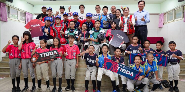 助花蓮少棒重返紅土！林智勝、王躍霖 出席「回家得分」計畫送暖、為花蓮水源國小、光復國中及光復國小等受贈球隊送上資源（圖：原棒協）