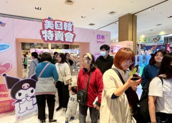 新光三越高雄左營店 美日韓特賣會擠爆人潮 新年快樂