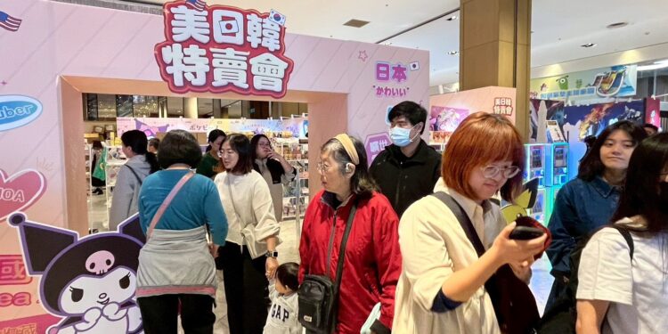 新光三越高雄左營店 美日韓特賣會擠爆人潮 新年快樂