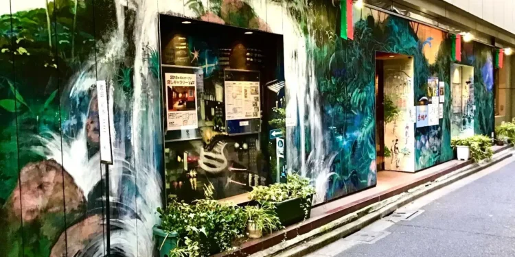 圖8：店鋪外觀，將街道鋪滿藝術筆觸，令人忍不住好奇駐留。©ギャラリー珈琲店 古瀬戸