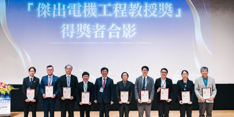 元智大學電機系張志豪(右四)特聘教授獲中國電機工程學會傑出電機工程教授獎。元智大學提供