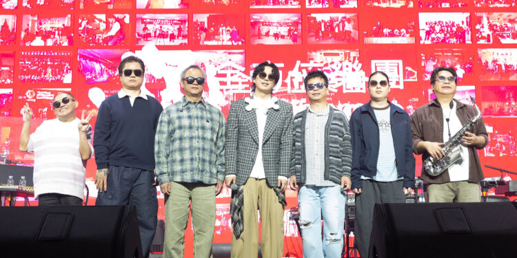(左起)鼓手李斯勇,貝斯郭謙成,打擊許宗榮,主唱＆木吉他蕭煌奇,鍵盤＆主唱王俊傑,鍵盤周建宇,吹管張林峯 照片提供：中華民國身心障礙者藝文推廣協會