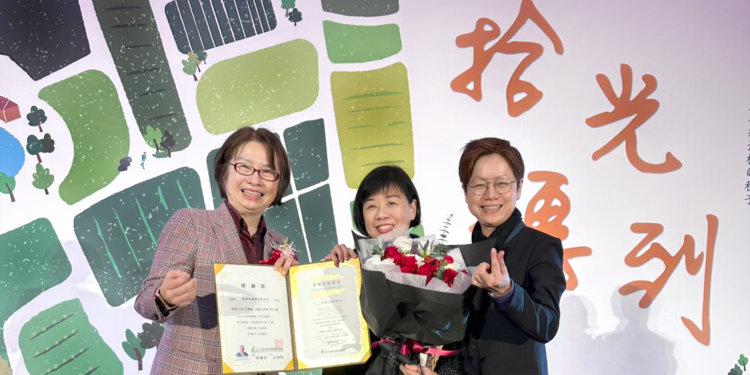鴻海集團為台灣尤努斯基金會「天使第一號」。而「天使第二號」的路廣大永續顧問中心副總王智媛（中）日前獲基金會董事長蔡慧玲（左）頒獎感謝。
照片：路廣大提供