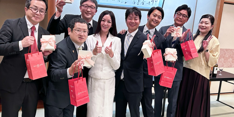 ▲炘越公司總經理陳靖惠(右5)與日本島根議員進行交流。
照片炘越公司提供