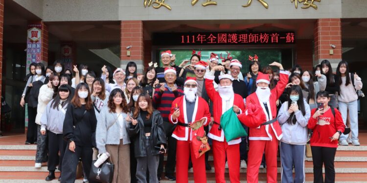 中華醫大舉辦聖誕驚喜快閃活動,3位副校長扮成聖延老人分送糖果被同學團團包圍。(圖/中華醫大提供)