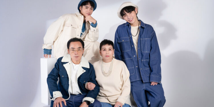 許氏家族照，(左起)展榮、許爸爸、許媽媽、展瑞   照片提供：星展娛樂