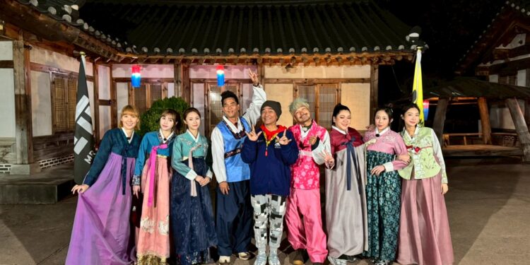 迎來成軍11週年的輝煌時刻。祭出「美女牌」邀請到校園女神李懿(左起)草莓、莊錠欣、柯有倫、吳宗憲、KID、Amanda、梓梓、陳華。 照片提供：綜藝玩很大