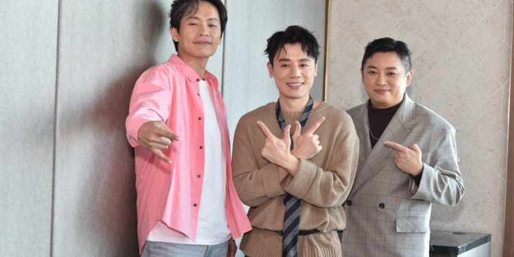 邱志宇(中)新單曲生日前夕上架雙喜臨門！黃鐙輝(左)左光平(右)送蛋糕站台  照片提供：邱志宇本人