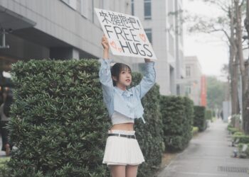 歌手蔡佩軒街頭舉牌「求抱抱」為新歌 MV 送溫暖