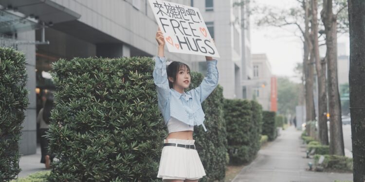 歌手蔡佩軒（Ariel）推出最新全創作單曲、街頭舉牌「求抱抱」。（圖：可瑞思國際娛樂）