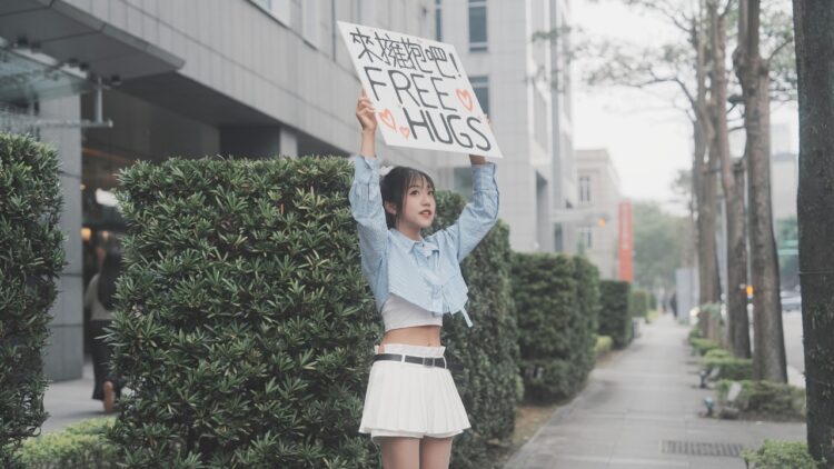 歌手蔡佩軒（Ariel）推出最新全創作單曲、街頭舉牌「求抱抱」。（圖：可瑞思國際娛樂）