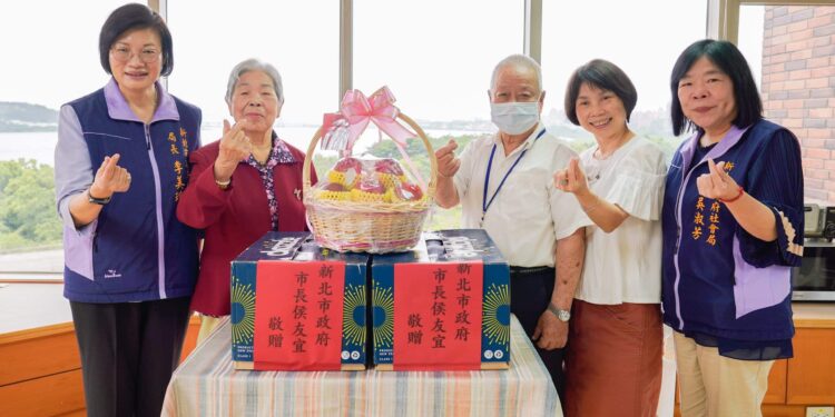 新北社會局長李美珍端午節親訪老福機構 代市長侯友宜致贈加菜金及蘋果 1 0000 2 scaled 1