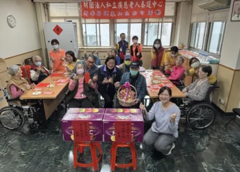 新北社會局長李美珍慰訪廣恩養護、約納家園　長輩回贈柿柿如意春聯　監護兒邀嗑火鍋