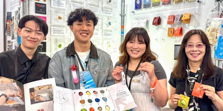 01 中原大學商業設計系於2026金點新秀設計獎獲15項獎項肯定，創下歷年最佳成績。右1為指導老師張道本 1