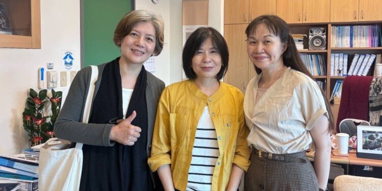 01 中原大學通識課程結合「明星名人系列講座」，邀請影視與文化藝術領域專業人士走入校園，拓展學生視野。（左起：黃柔閩、中原通識教育中心主任柯惠鈴、副教授陳雅湞）