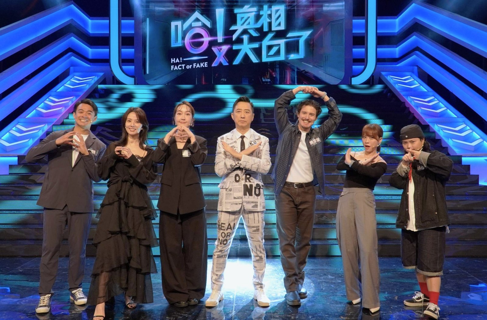 01 哈林庾澄慶（左４）主持《哈！真相大白了》邀（左起１、２、３）藝人融融、阿諾、巴鈺，與（右起３、２、１）周厚安、詹舒涵、山豬妹 陳沛冪上節目 scaled