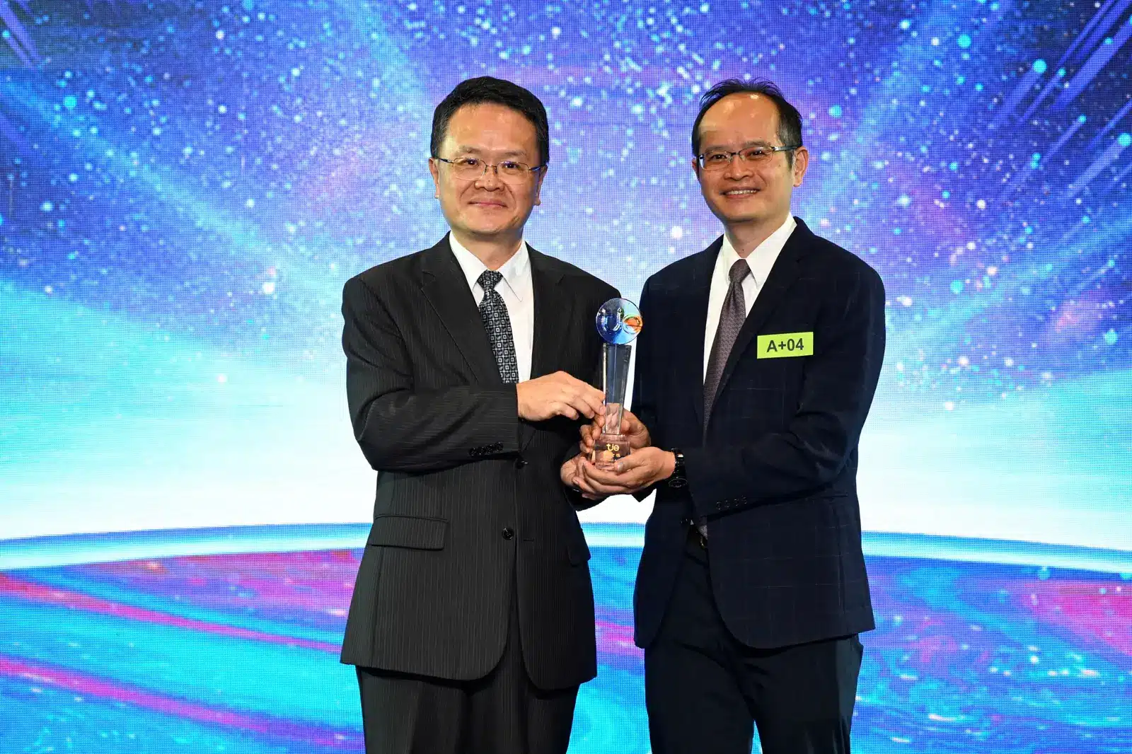 02 中原大學化工系劉偉仁（右）以「鋰離子電池負極材料」獲2025 iENA特別獎，該作品亦於台灣創新技術博覽會榮獲鉑金獎。