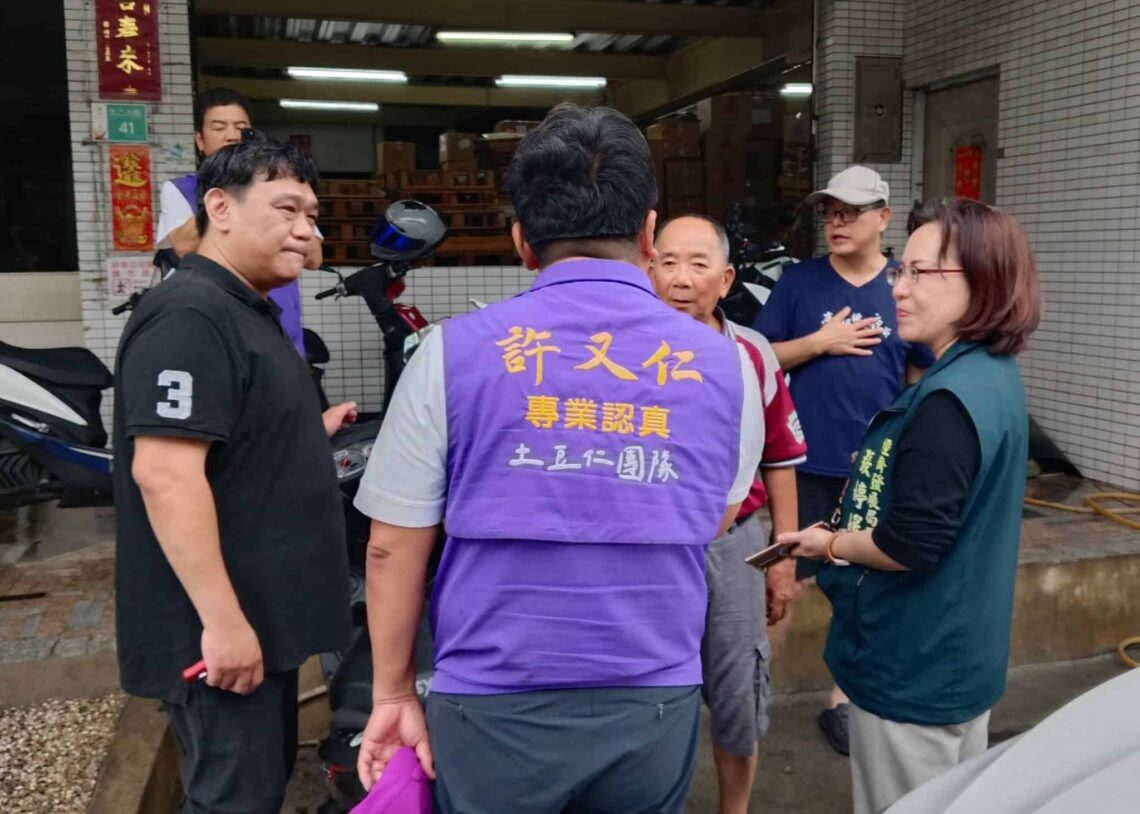 許又仁第一時間勘查太乙工業區 拋4大訴求促市府擴大補助、徹查淹水主因 1 03 E7B693E799BCE5B180E5BCB5E5A9B7E5AA9BE5B180E995B7E588B0E5A4AAE4B999E5B7A5E6A5ADE58D80E58B98E781BD