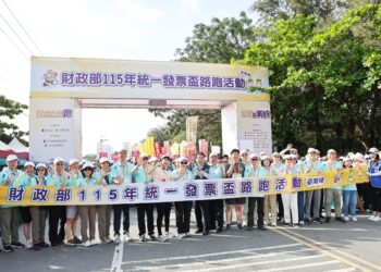 財政部統一發票盃路跑台南場萬人開跑 黃偉哲邀民眾響應雲端發票做公益