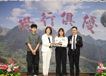 許縣長頒發縣長獎 表揚全縣408位畢業生 11 許縣長頒發縣長獎 表揚全縣408位畢業生