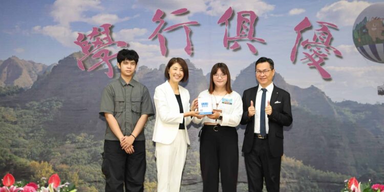 許縣長頒發縣長獎 表揚全縣408位畢業生 1 1 1 scaled 1
