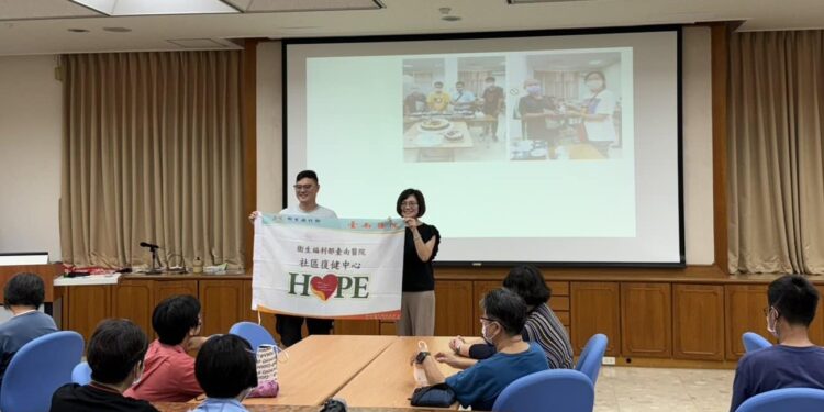 臺南醫院社區復健中心辦理家屬聯誼會 結合海廢再生與藝術輔療 1 1 139