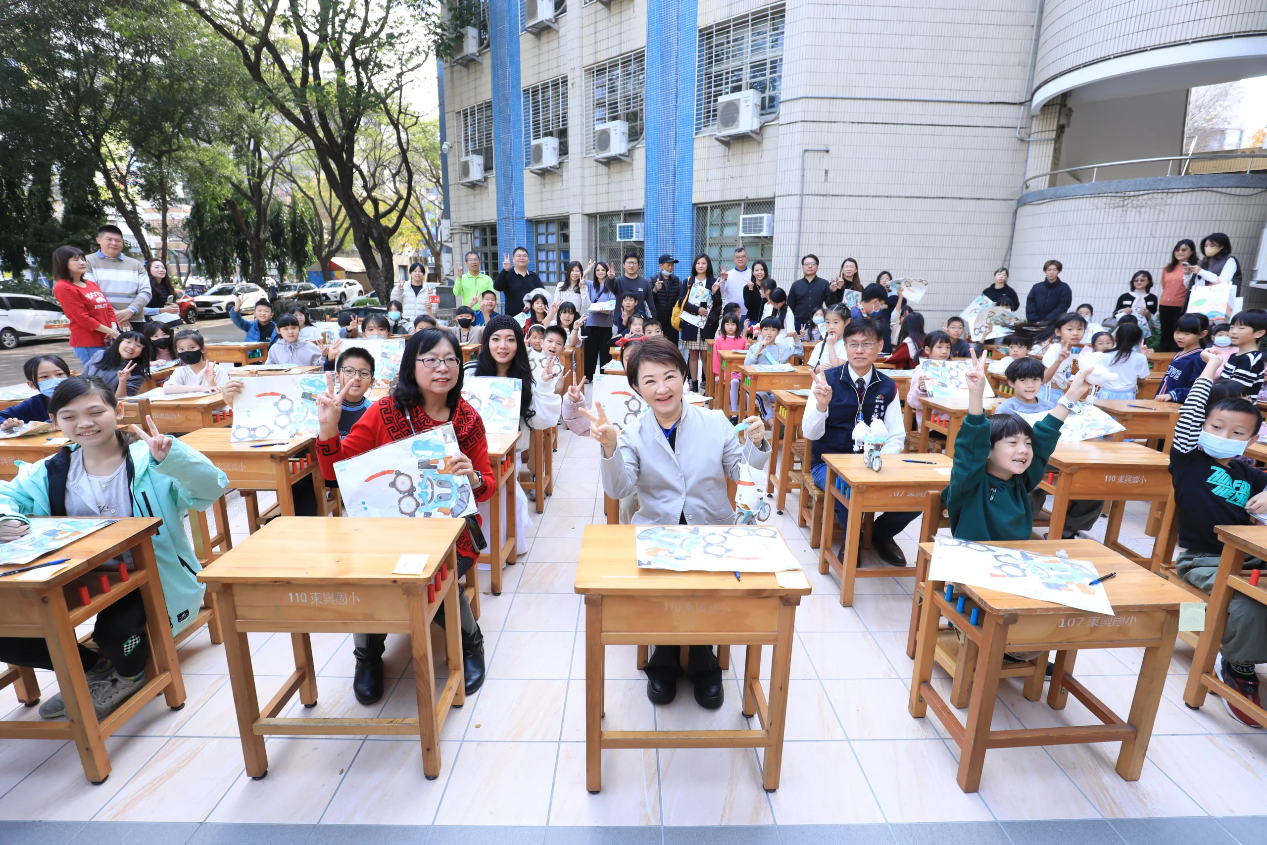 市府自籌4.5億全面汰換15萬套國中小課桌椅! 盧市長親赴東興國小關心學生領用情形 阿公阿嬤也帶孫來領 1 市府自籌4.5億全面汰換15萬套國中小課桌椅! 盧市長親赴東興國小關心學生領用情形 阿公阿嬤也帶孫來領
