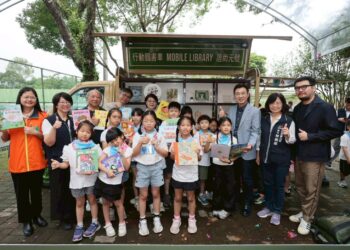 超萌行動圖書車亮相! 中市圖獲宏致電子捐贈 接棒服務山城 11 超萌行動圖書車亮相! 中市圖獲宏致電子捐贈 接棒服務山城