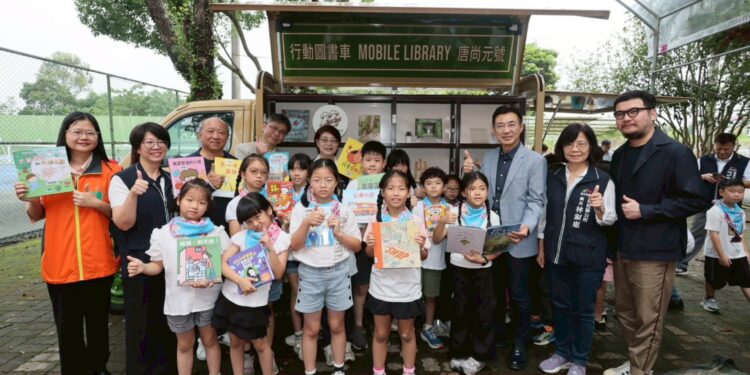 超萌行動圖書車亮相! 中市圖獲宏致電子捐贈 接棒服務山城 1 1 145