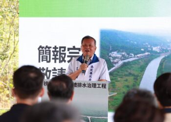 行政院長卓榮泰視察「外轆排水治理工程」 副縣長王瑞德盼中央維持負擔比例 12 行政院長卓榮泰視察「外轆排水治理工程」 副縣長王瑞德盼中央維持負擔比例