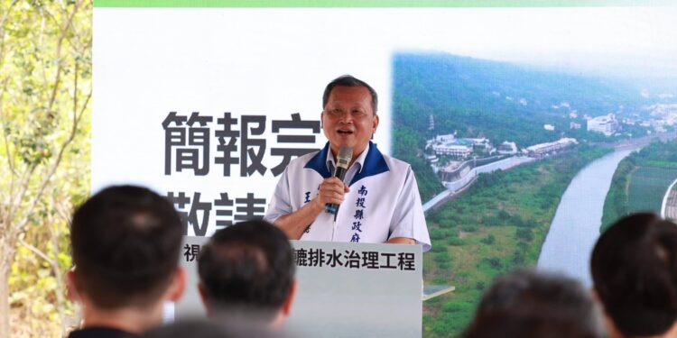 行政院長卓榮泰視察「外轆排水治理工程」 副縣長王瑞德盼中央維持負擔比例 1 1 149 scaled 1