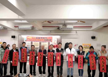 江俊龍、林淑媛代市長向市民拜年　大安區贈春聯迎新春