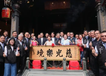 樂成宮化身幸福殿堂！ 　盧市長見證集團婚禮 贈匾感謝媽祖庇佑