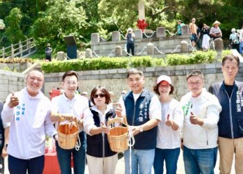 錯過等明年! 鐵砧山劍井午時水吸引逾千人潮 限量500瓶「馬午吉」一小時搶領一空 6 錯過等明年! 鐵砧山劍井午時水吸引逾千人潮 限量500瓶「馬午吉」一小時搶領一空
