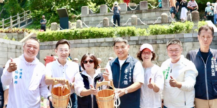 錯過等明年! 鐵砧山劍井午時水吸引逾千人潮 限量500瓶「馬午吉」一小時搶領一空 1 1 223