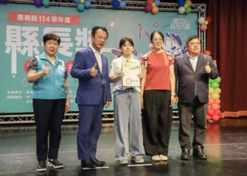 435名學生獲頒縣長獎 翁章梁:韌性與想像力是未來關鍵能力 12 435名學生獲頒縣長獎 翁章梁:韌性與想像力是未來關鍵能力