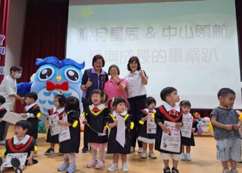 孩子的第一個畢業典禮在公托　不受控的小寶貝滿場跑童趣十足