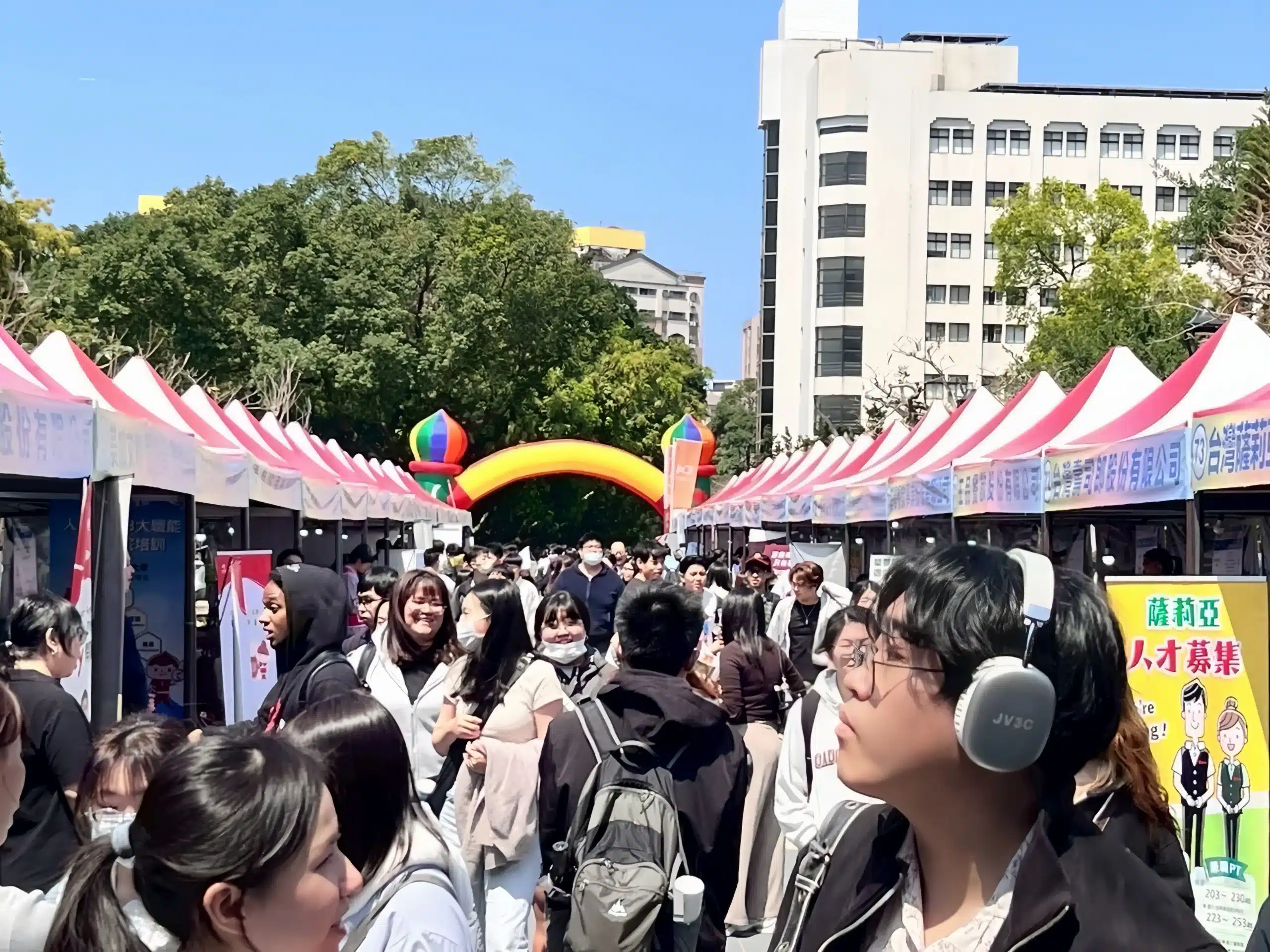 近百企業搶人才 新北校園就博會淡大首場開跑 初媒合率達51.4% 1 11111