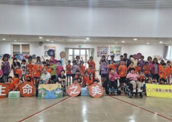腦性麻痺院生與學童攜手完成友誼拼圖 淡水屯山國小一日身障體驗營 實踐共融交流 8 腦性麻痺院生與學童攜手完成友誼拼圖 淡水屯山國小一日身障體驗營 實踐共融交流