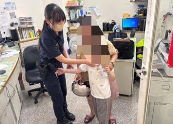 驚險！車流中驚見單車童　和美警溫柔安置助祖孫團圓
