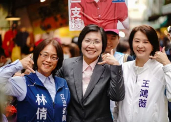 藍委王鴻薇、林倩綺陪同掃街　徐欣瑩竹北衝刺初選拚勝出