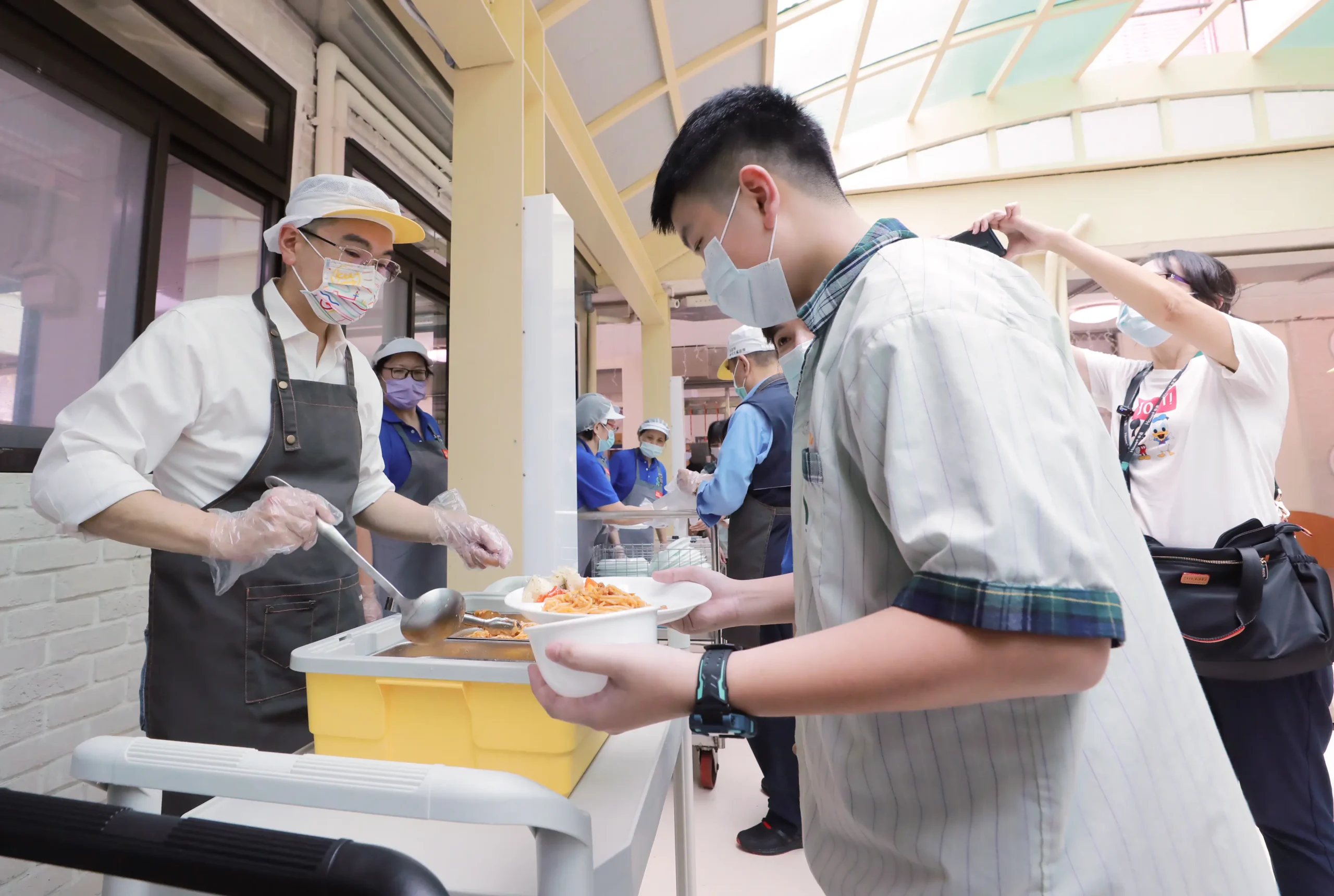 基隆全面免費午餐 市府端出營養、法制與人力三大配套 1 謝國樑:免費午餐每年為家長省逾1.6萬元 品質將持續精進