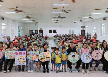 洗手洗得好 病毒不打擾 張麗善縣長攜手幼童示範正確洗手 9 洗手洗得好 病毒不打擾 張麗善縣長攜手幼童示範正確洗手