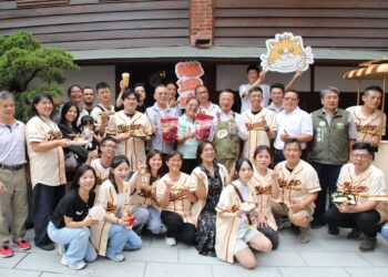 翁章梁化身打貓街長　推民雄風味飲食