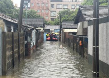 豪雨灌巷弄　警消攜手協助居民撤離守護安全